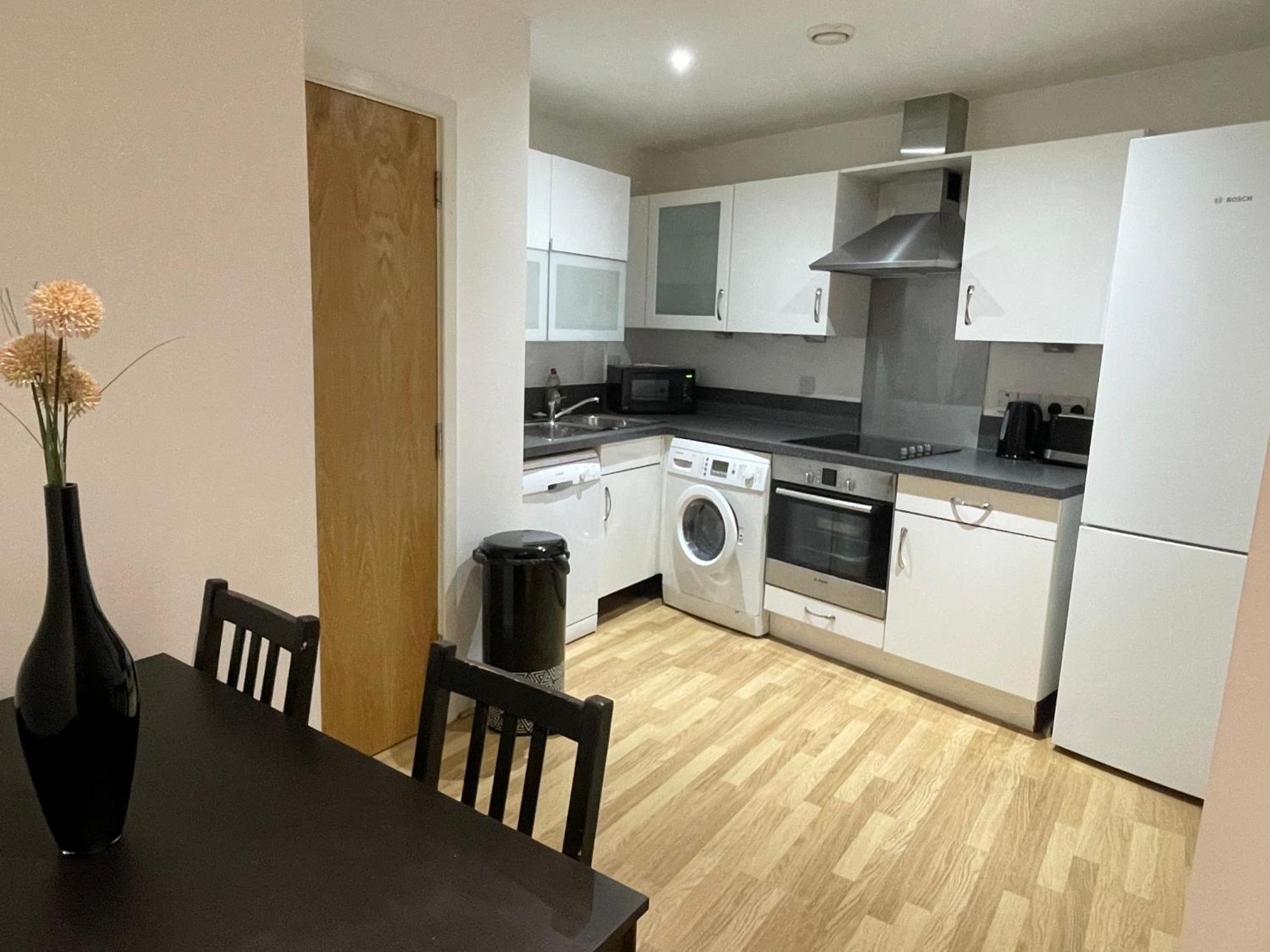 Entire Town Centre 2 Bedroom Apartment Very Close To Beach بورنماوث المظهر الخارجي الصورة